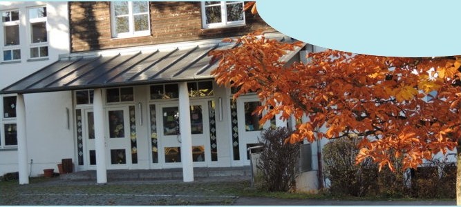 Schulgebäude der Grundschule Geltendorf im Herbst